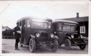 Juho Laine ja kaksi Chevroletia Luopioisten kirkolla